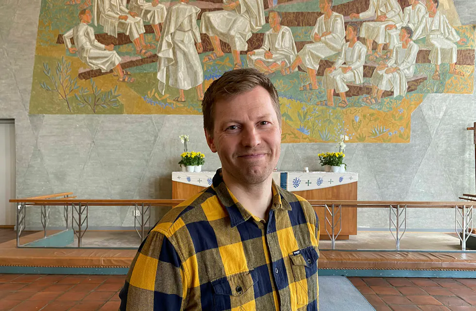 VEMODIG: Øyvind Remmen er blid og i godt humør når han møter avisa, men legger ikke skjul på at det blir trist å ta farvel med gode kolleger og kirkegjengere. Foto: Sindre Veum Apneseth