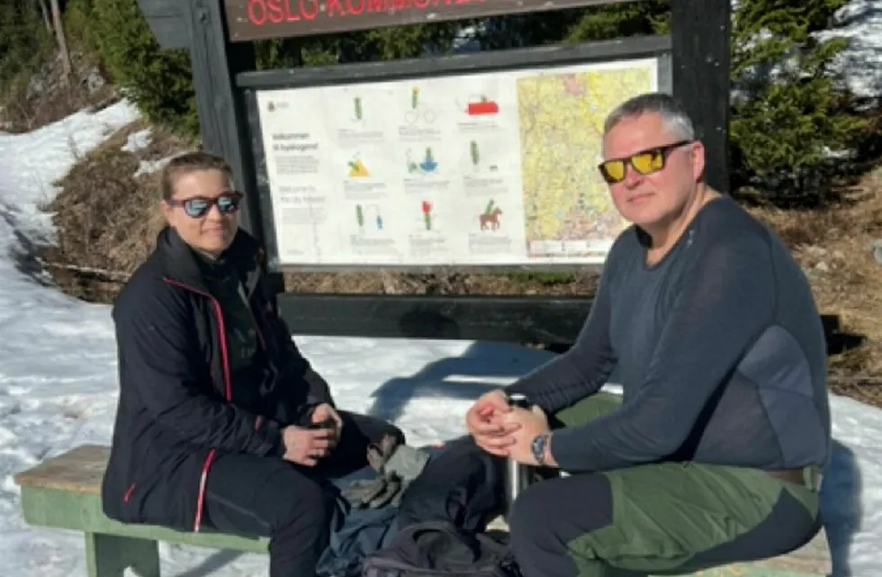 NATURENTUSIASTER: Mila og Jakob elsker å komme seg ut i naturen, og nyter en velfortjent pause i Lillomarka Foto: Jonas MK
