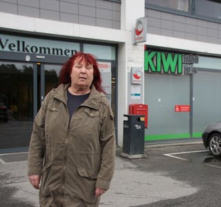 MÅ TIL GRORUD: Selv om Torill Sæthrang Støa skjønner hvorfor Kiwi velger å fjerne post i butikk noen steder, synes hun det passer dårlig å gjøre det akkurat på Romsås. Foto:
