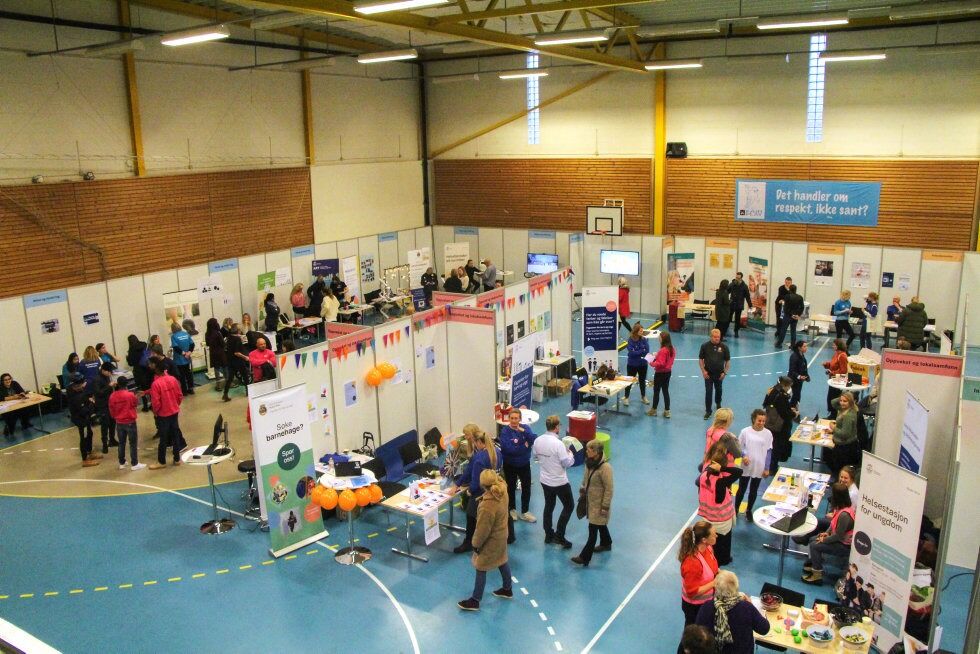 RIKT MED TJENESTER: Sånn så det ut i Furuset forum da Bydel Alna inviterte til Treffpunkt Alna. På rekke og rad sto bydelens tjenester, også kalt enheter, og snakket både med bydels-kolleger og innbyggere. Foto: