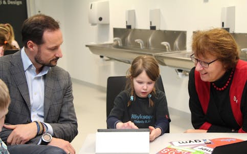 VISTE FRAM: Molly (6) viste fram det hun har lært i 1. klasse på Teglverket skole til Kronprins Haakon og ordfører Marianne Borgen (SV). Foto: