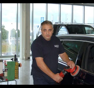 POLERMESTER: Her er Ruslan Binaev i full sving med å klargjøre en bil hos Møller Bil på Kalbakken Foto: