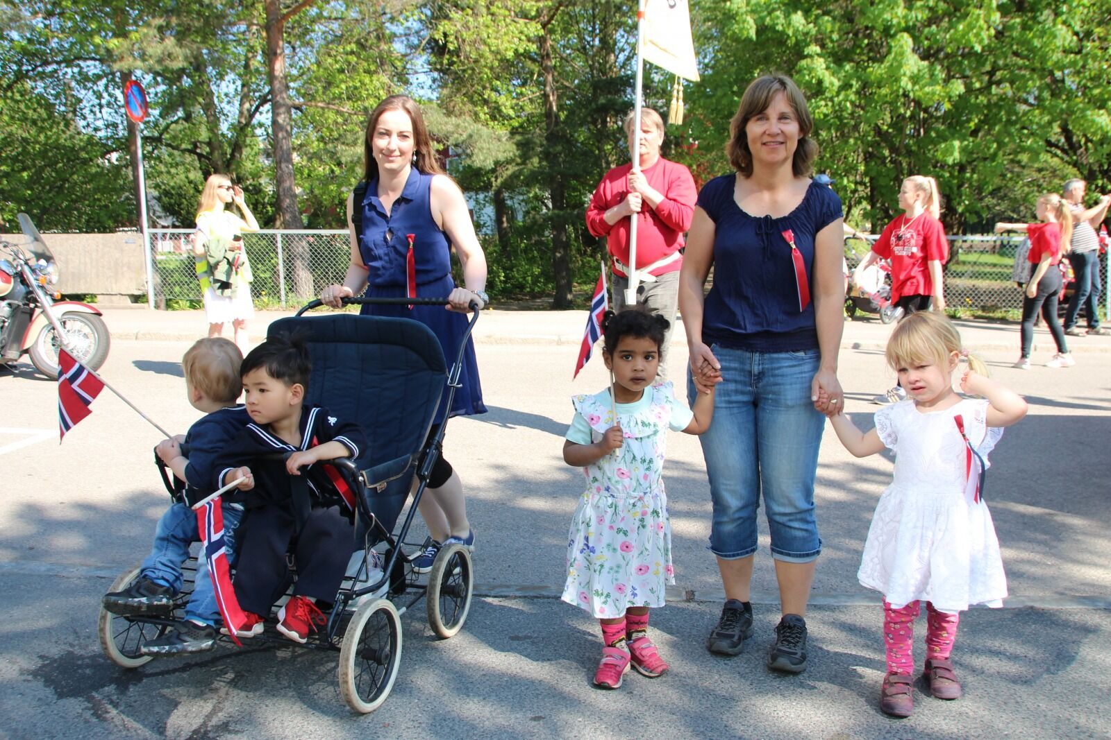 EN FIN OPPVARMING: – Barna elsker det, og vi ansatte synes det er gøy å gjøre noe hyggelig sammen med barna dagen før 17. mai, sier pedagogisk leder i Ammerudgrenda barnehage, Bente Frogner. Foto: