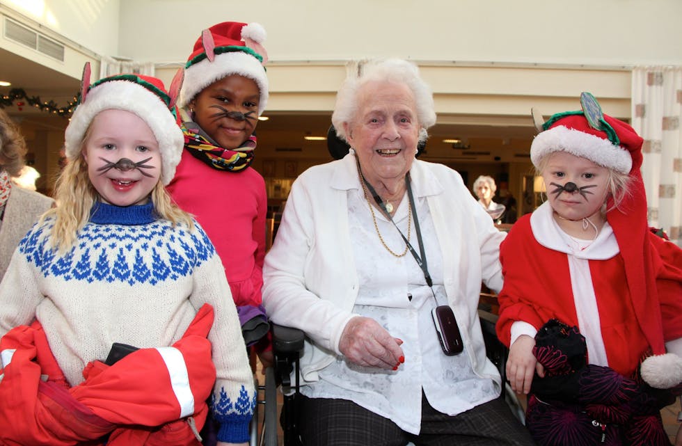 HEISANN OG HOPPSANN OG FALLERALLERA: 5-åringene Maja, Grace og Emmy møtte Else Marie Nygaard (94) på Ammerudhjemmet. Det førte til store julesmil.  Foto: