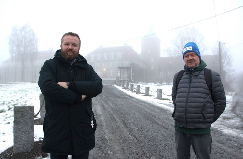 KJØPER IKKE ARGUMENTET: Lars Erik Fuglesang (t.vh). Her med Anders Røberg-Larsen, BU-leder på Grorud, som også er tydelig i støtten til aksjonsgruppa. Foto: