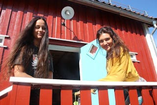 NYTT KONSEPT: Killa Michelle og Andrea Espinosa Østberg står bak Økobua som er i Stabburet på Årvoll gård. Foto: