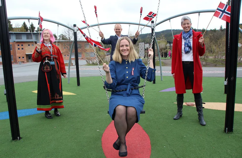 HIPP HURRA! På Ammerud er det forberedt et stort digitalt opplegg for hele nærmiljøet. FAU-leder Meyla Sylvestog Enerly (foran), Tone Borgen (t.h.), Lars Olav Fosse og Hannah Westgaard storgleder seg til å arrangere 17. mai for nærmiljøet på Ammerud i år også. Foto: