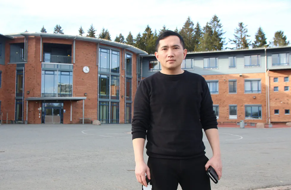 TRYGT PÅ SKOLEN: Rektor ved Ammerud skole Kiet Minh Dang har valgt å fortsatt holde Ammerud skole åpen. Foto:
