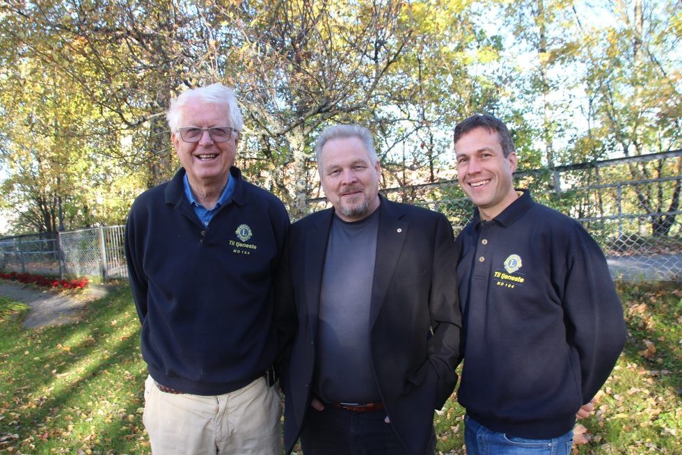 SIKKERT HØSTTEGN: For Arne Holm, Gunnar Larne og Per-Otto Waglen i Lions Club Oslo/Bjerke har kunstutstillingen på Årvoll skole blitt en god høsttradisjon. Foto:
