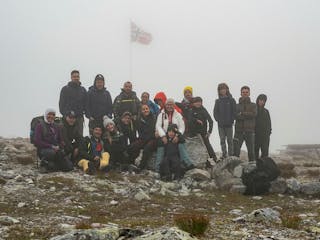 PÅ TOPPEN: Gjengen kom seg helt til topps på Snøhetta. Foto: Claus Kvasnes