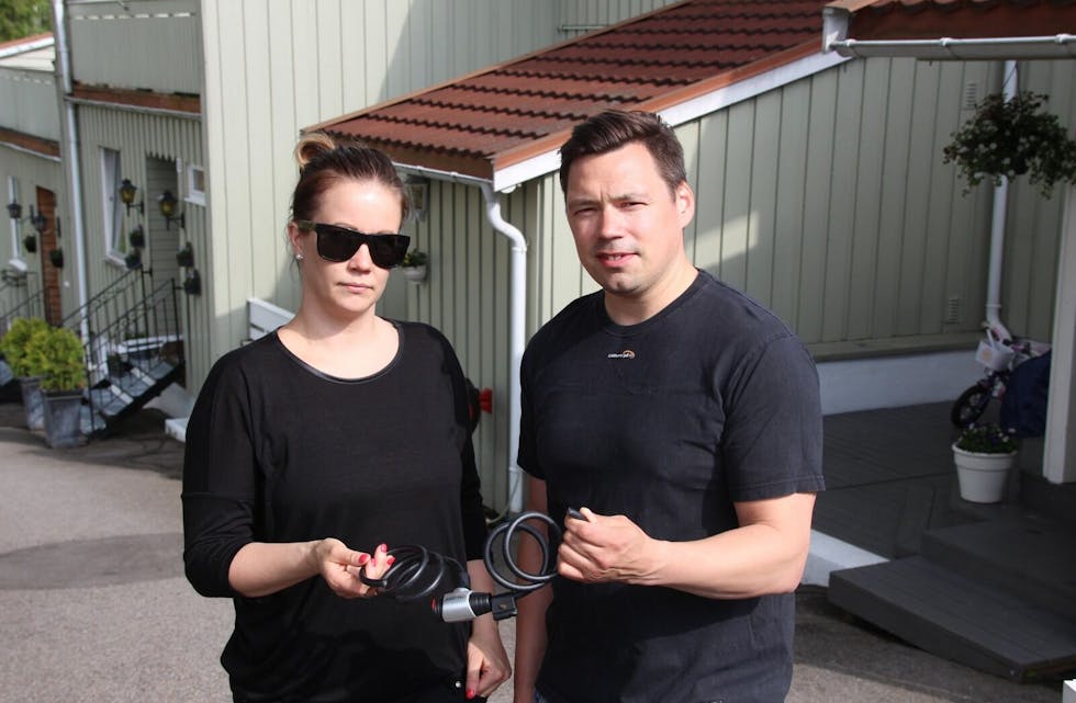 OPPGITT: Ekteparet Linn Therese og John Christian Bratsberg-Siri fikk frastjålet to sykler. Det eneste de satt igjen med var en avklippet lås. Foto: Kenneth Fossheim