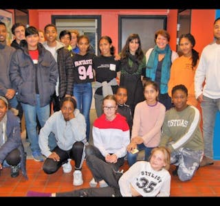 FLOTT UNGDOM: Ungdommer fra Lindeberg og naboklubben, Liaklubben, samlet rundt byråd Tone Tellevik Dahl etter at de har mottatt den hyggelige meldingen om penger til klubbene. Foto: