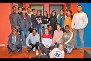 FLOTT UNGDOM: Ungdommer fra Lindeberg og naboklubben, Liaklubben, samlet rundt byråd Tone Tellevik Dahl etter at de har mottatt den hyggelige meldingen om penger til klubbene. Foto: