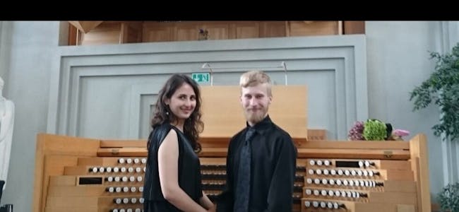 STOR ORGELMUSIKK: Dina Ikhina og Denis Makhanov spiller i Grorud kirke førstkommende fredag. Den unike orgelkonserten kan du oppleve gratis/kollekt. Foto: