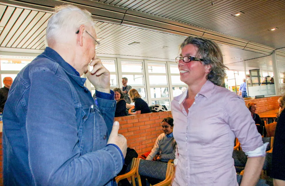 NYSGJERRIGE: Det var mange som ville ha et ord med Kathrine Omnia Strøm om hvordan man i praksis kan gjøre trafikkmaskineriet på Rv4 om til bygate. Foto: Ørjan Brage