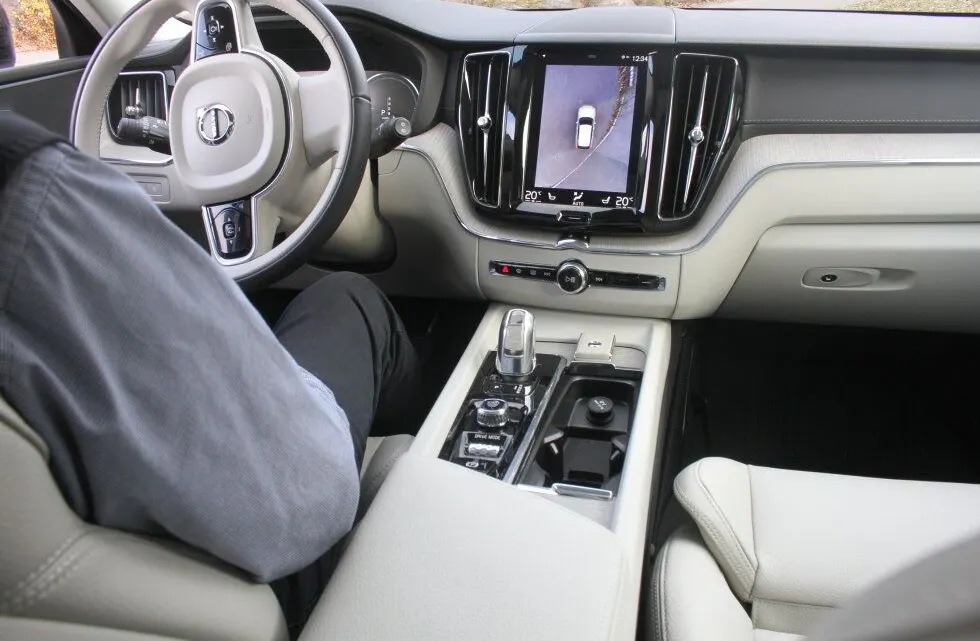 LEKKERT: Interiøret i Volvo XC60 er noe av det nydeligste vi har opplevd i en bil. Foto: