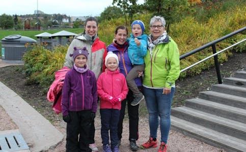 GODT FORBEREDT: Familien Winge og venninnen til barna var klare for sin første Hovinbekken bekkevandring. Foto: