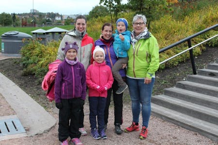 GODT FORBEREDT: Familien Winge og venninnen til barna var klare for sin første Hovinbekken bekkevandring. Foto: