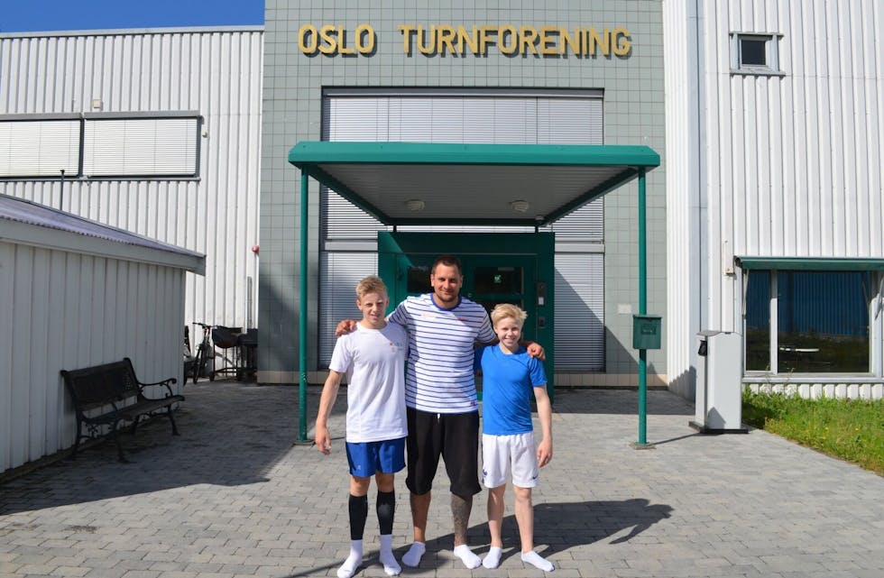IMPONERTE: Jacob Gudim Karlsen, trener Valentyn og Theodor Guddestad er fornøyde med prestasjonene i European Youth Olympic Festival. Foto: