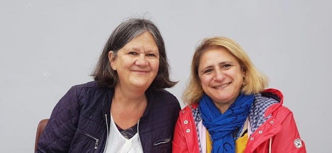 DELER HISTORIER: Anne Grete Orlien og Lamis Atrach skal snakke om hverdagen i krigens Syria. Foto: