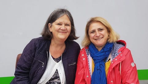 DELER HISTORIER: Anne Grete Orlien og Lamis Atrach skal snakke om hverdagen i krigens Syria. Foto: