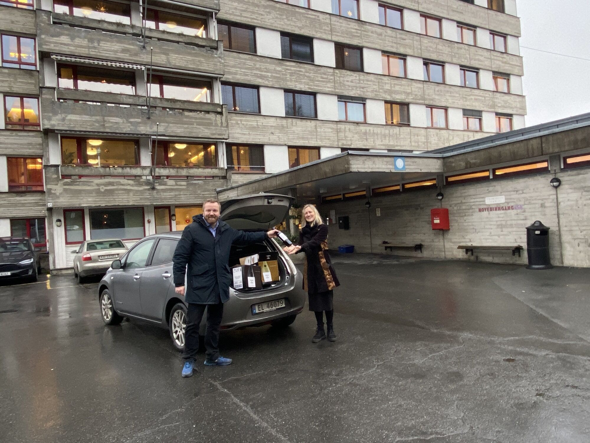 POPULÆRT: Grorud Rotary og Anders Røberg-Larsens overrekkelse av vin er en populær tradisjon blant kulturansvarlig Birgitte Bjørnstad og sykehjemmets beboere. Foto: