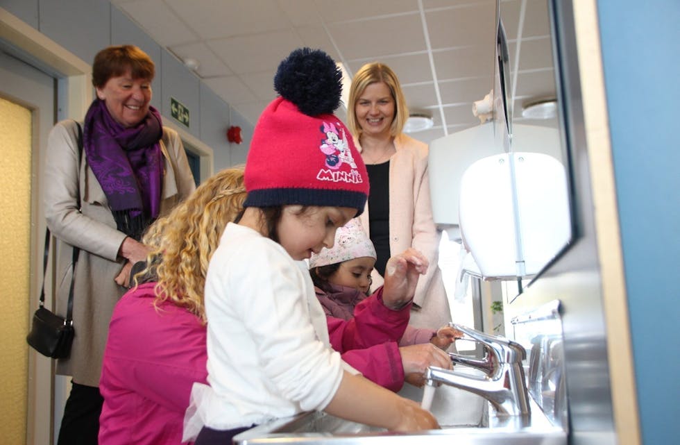 HÅNDVASK: Barna i Ammerudlia barnehage kjenner sine rutiner. Ordfører Marianne Borgen og kunnskapsminister Guri Melby ble med da jentene vasket hendene med såpe og vann etter å ha vært på tur. Foto: