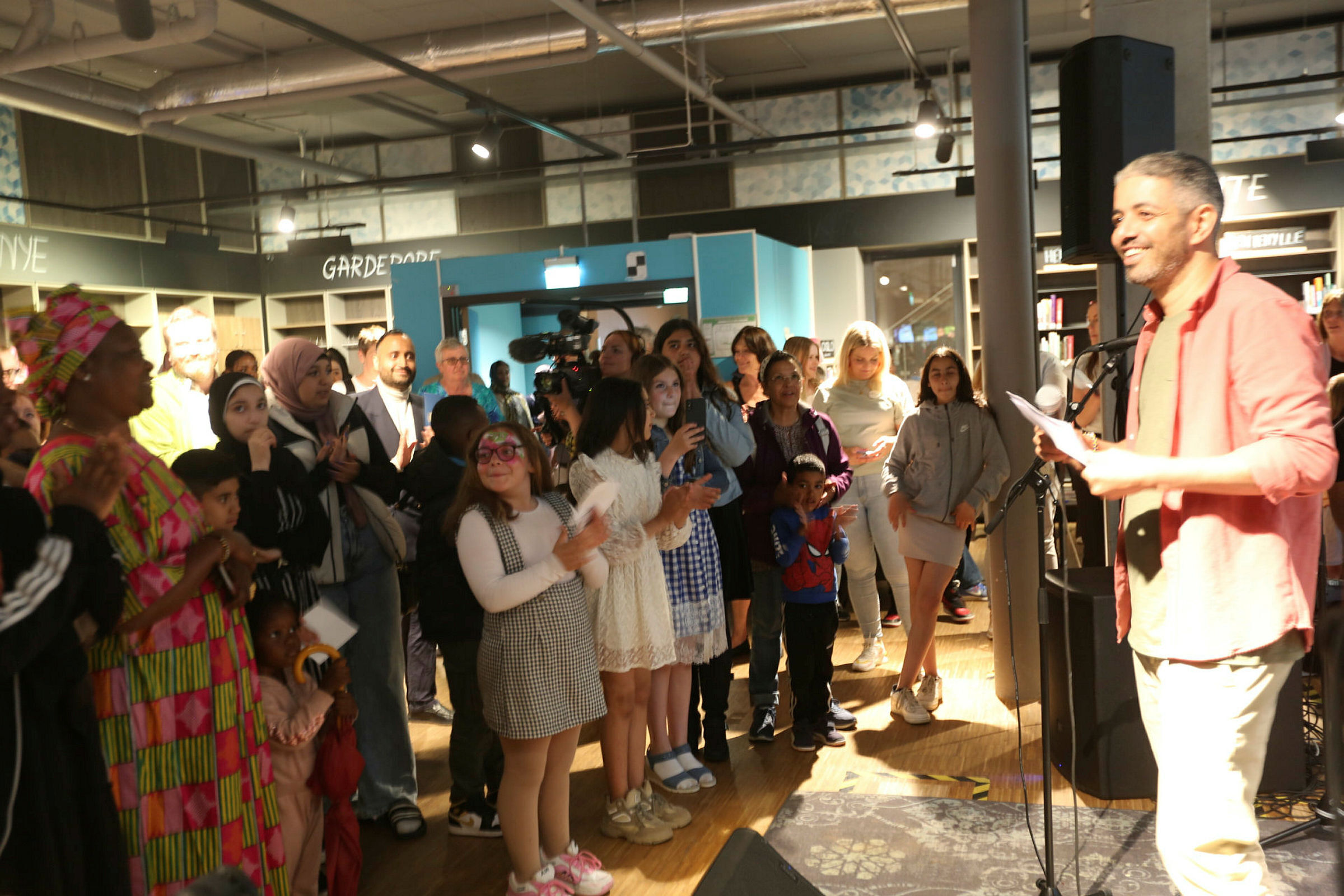 Åpningsfest på bydelshuset Furuset - pynt 11 Foto: Rolf E. Wulff