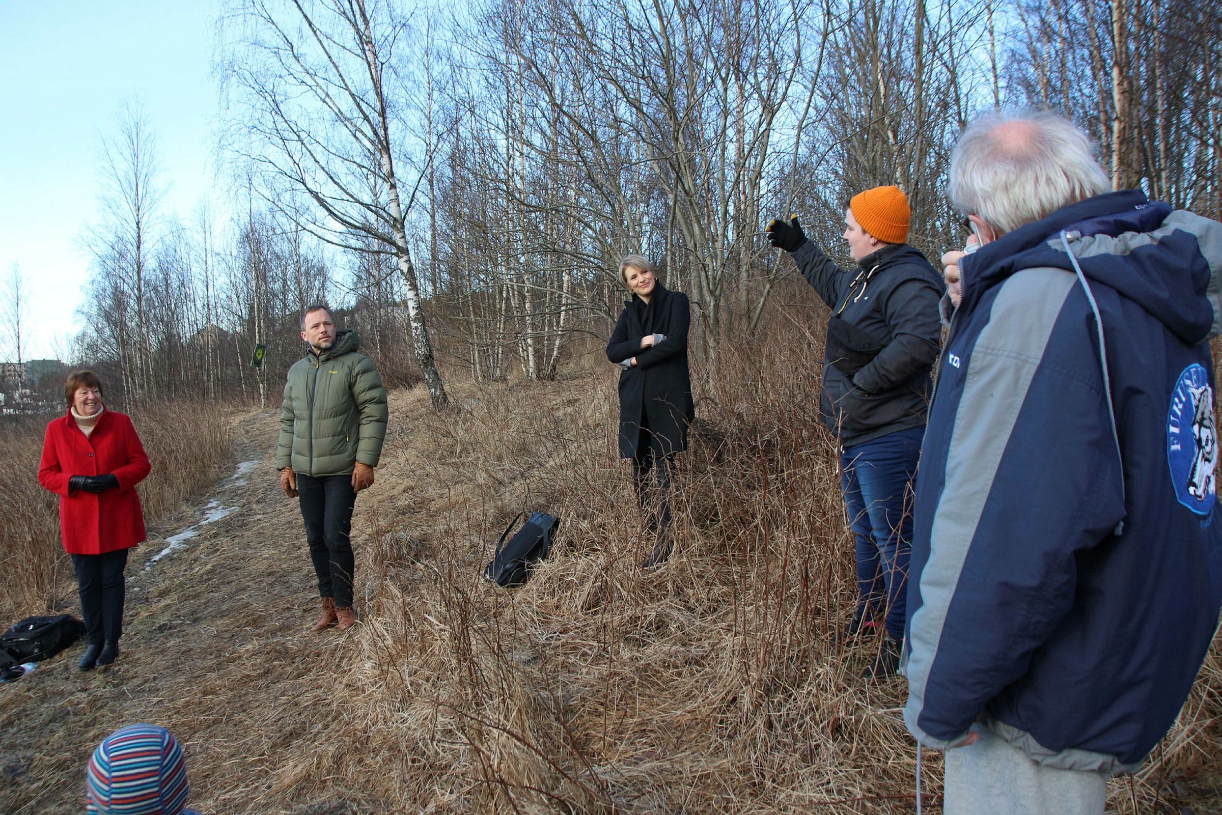 APPELL: Cristina Olsgaard fra aksjonsgruppa forteller de tre SV-toppene litt om kampen for å bevare skogen. Foto: Ørjan Brage