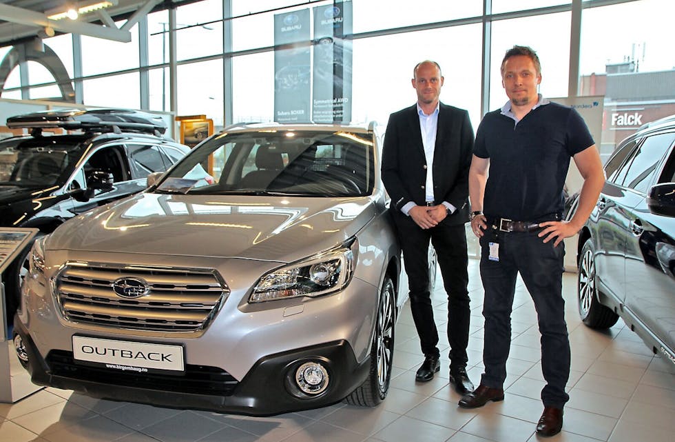 BESTSELGER: Subaru Outback har blitt en favoritt blant kundene, til stor glede for Carl Erik Bakke (venstre) og Lasse Lyngstad (høyre), som begge jobber for Birger N. Haug AS, som selger Subaru i Oslo. Foto: