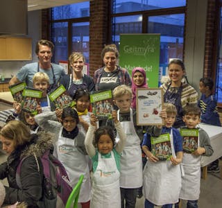 FELLES MATLAGING: Elevene på aktivitetsskolen på Tveita skole er en del av pilotprosjektet til Geitmyra matkultursenter for mat. Foto: