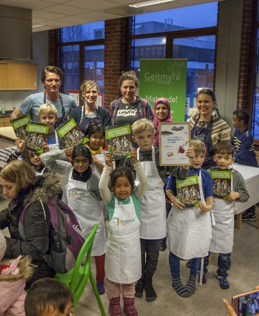 FELLES MATLAGING: Elevene på aktivitetsskolen på Tveita skole er en del av pilotprosjektet til Geitmyra matkultursenter for mat. Foto: