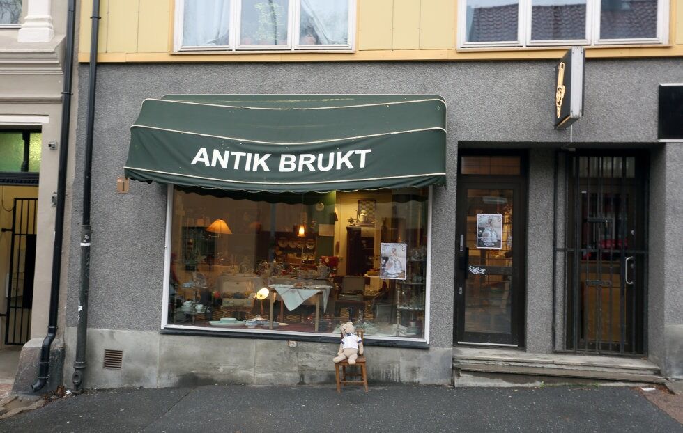 KUN LØRDAG: Antik Brukt holder kun åpent i noen timer på lørdager. Ta turen innom og dra på oppdagelsesferd blant gamle spennende ting. Foto:
