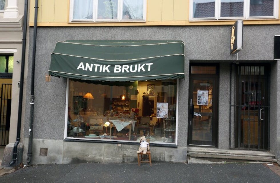 KUN LØRDAG: Antik Brukt holder kun åpent i noen timer på lørdager. Ta turen innom og dra på oppdagelsesferd blant gamle spennende ting. Foto: