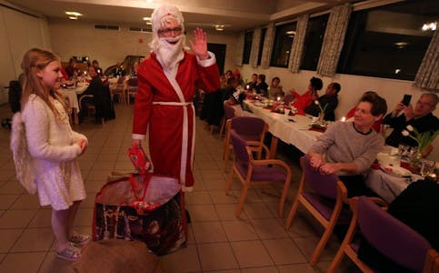 GAVMILD NISSE: Julenissen kom med julegaver. Og det var pakker til samtlige! Foto:
