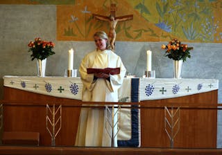 FØRSTE TJENESTE:Annette Dreyer satte pris på å få gjennomføre sin første søndagsgudstjeneste i Tonsen kirke. Foto: