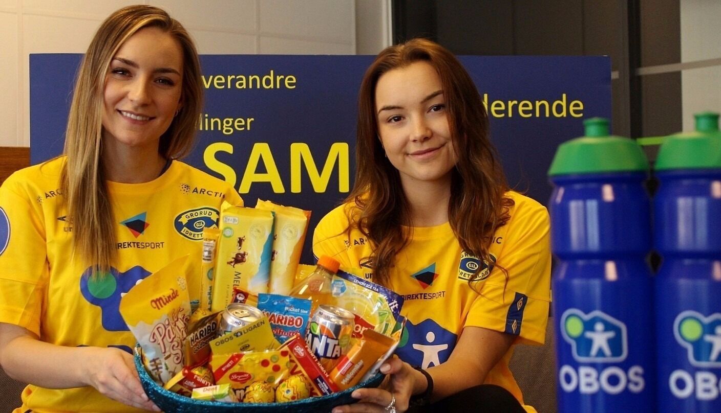 <strong class="nf-o-text--strong">SPRER GLEDE: </strong>Leder av samfunnsavdelingen i Grorud IL Anita Iversen og markedssjef Camilla Johansen deler ut et påskeegg med snacks og billetter til hjemmekamp i OBOS-ligaen. Foto: