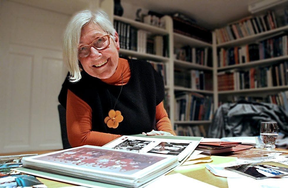 MYE Å SE TILBAKE PÅ: Vera Lunde Wiker tar ofte en dukkert ned i gamle bilder og avisklipp som hun har spart på. Foto: