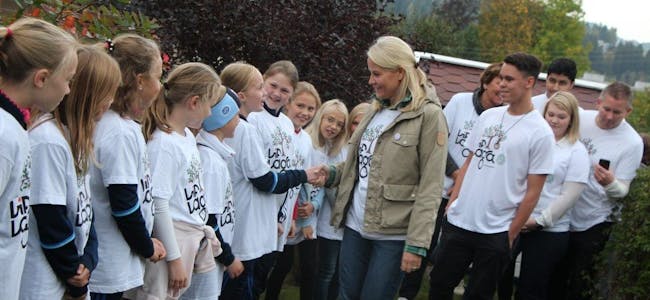 TOK SEG TID: Kronprinsessen tok seg tid til å hilse på alle barna og ungdommene som møtte opp på Høybråten for å plukke epler. Foto: