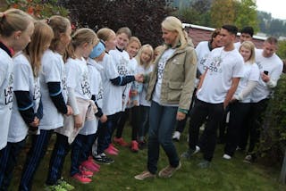 TOK SEG TID: Kronprinsessen tok seg tid til å hilse på alle barna og ungdommene som møtte opp på Høybråten for å plukke epler. Foto: