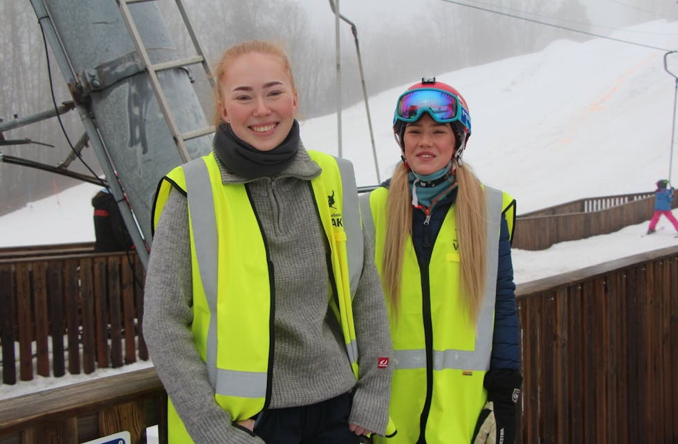 SØSTRE OG KOLLEGER: Marte (17, t.v) og Selma Lunden Lie (13) har begge fått seg jobb i arbeidstreningsprogrammet «Ung på ski» i Jerikobakken. Foto: