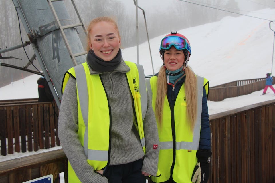 SØSTRE OG KOLLEGER: Marte (17, t.v) og Selma Lunden Lie (13) har begge fått seg jobb i arbeidstreningsprogrammet «Ung på ski» i Jerikobakken. Foto:
