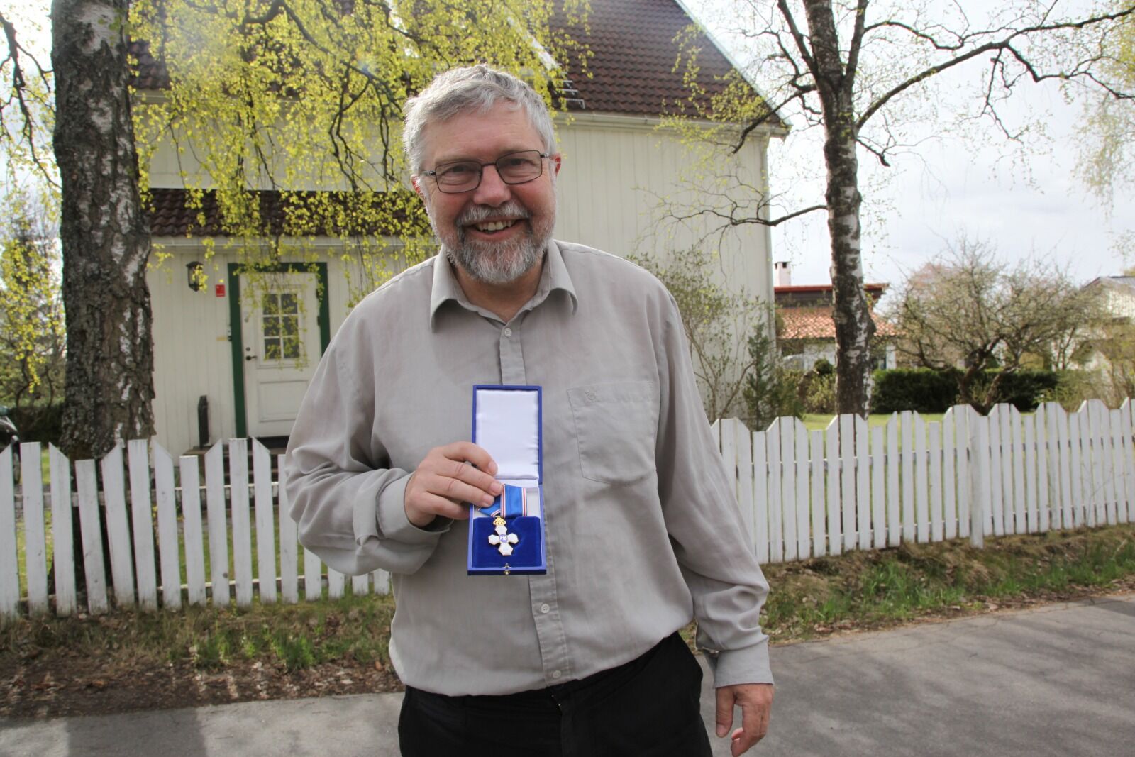 Jon Gunnar Jørgensen (64), aktuell med norsk oversettelse av de islandske ættesagaene og ordenstegn fra falkeorden. Foto:
