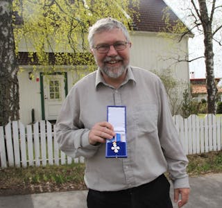 Jon Gunnar Jørgensen (64), aktuell med norsk oversettelse av de islandske ættesagaene og ordenstegn fra falkeorden. Foto: