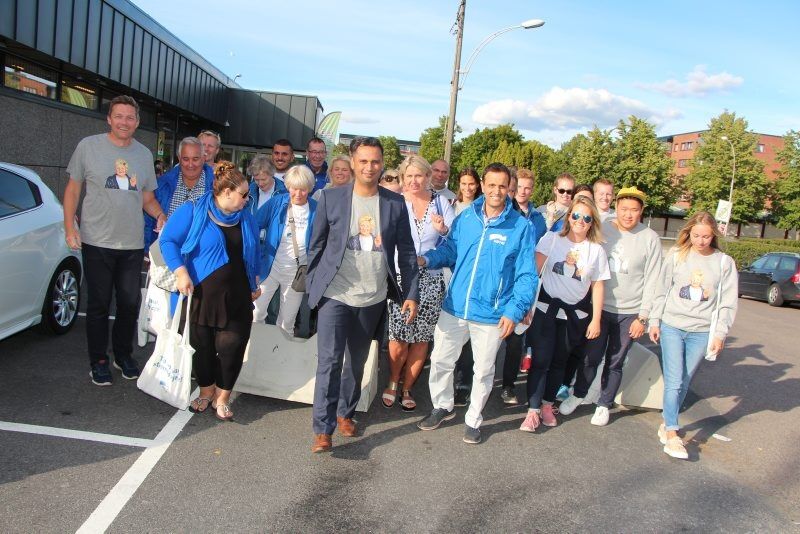 HER KOMMER DE BLÅ: Høyre fikk med seg 100 frivillige på dør til dør-aksjon i Groruddalen. På Hellerud var det flere sentrale politikere å se, blant annet stortingsrepresentant Mudassar Kapur. Foto: