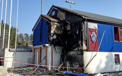 STORE ØDELEGGELSER: Slik ser klubbhuset til Grei ut etter nattens brann. Foto: Øystein Kielland