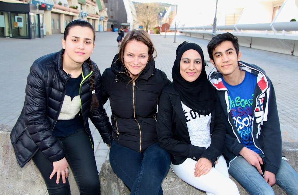 PLANER: Sara (15), prosjektleder Andrea, Sidrah (16) og Aref (16) tenker høyt om hva de ønsker å se i gata bak Stovner senter. «Drømmegata» er et workshop for og med ungdommer.  Foto:
