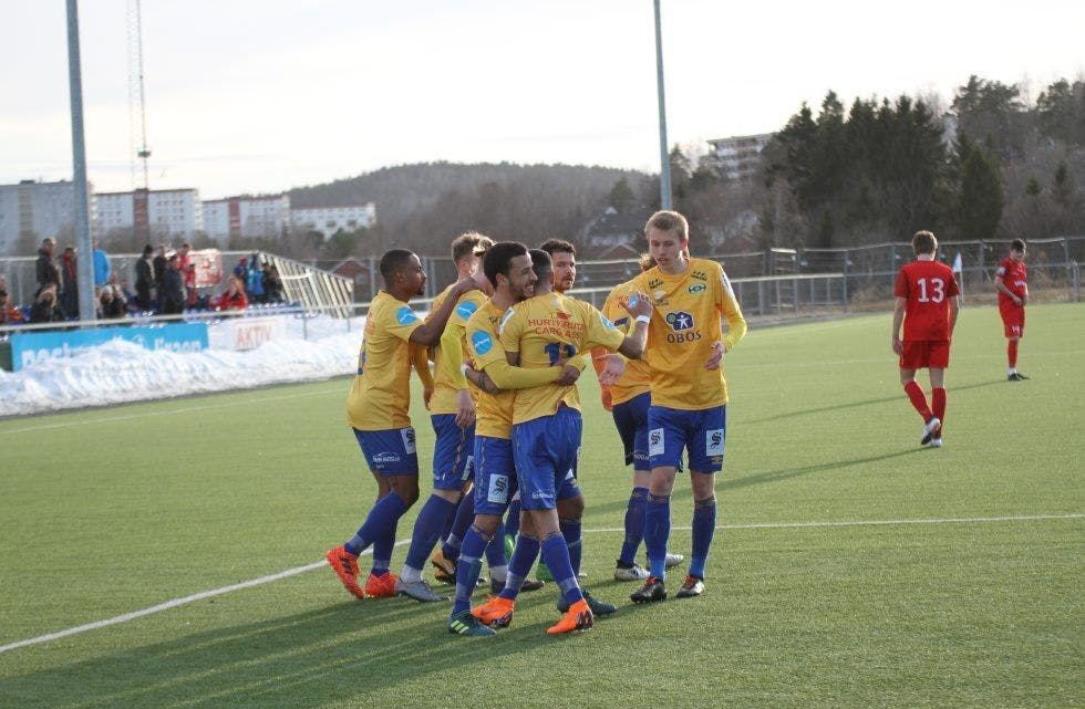 AVANSERTE: Groruds fotballherrer hadde få problemer med å slå ut Tønsberg av cupens første runde. Her feirer de Zirak Ahmeds 1-0-scoring på straffespark. Foto: