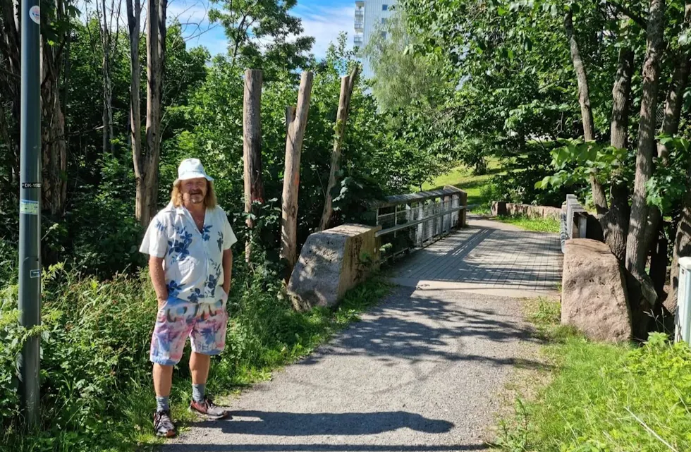 Helge Braathen ved turveien langs Alnaelva. Foto: Torstein Winger