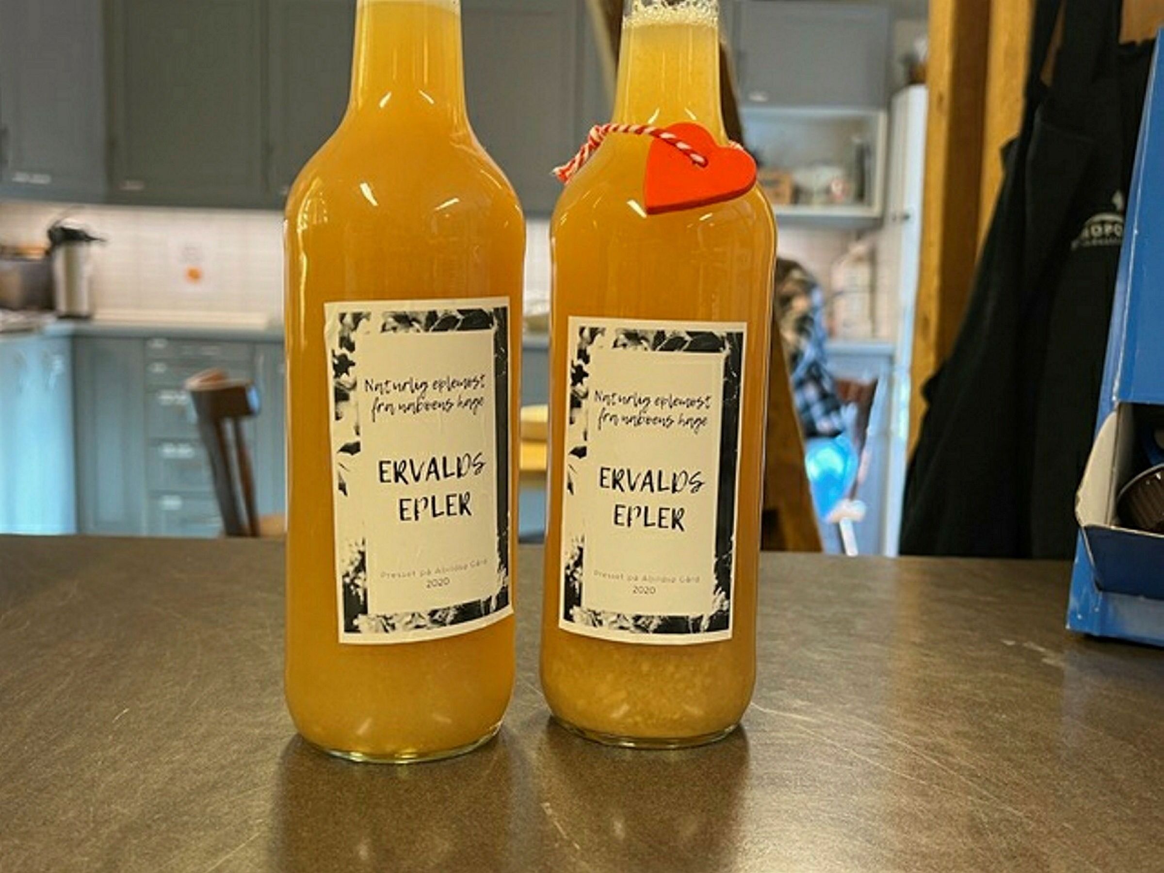 POPULÆR: En av kafeens stolteste produkter er den populære eplemosten fra lokale eplehager. Foto: